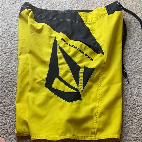 32 volcom shorts - Picture 2 of 3